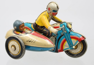 Auktion 374<br>Blechspielzeug-Motorrad mit Beiwagen, wohl China, Werk läuft, ca. H-12,5cm L-17,5cm [1]