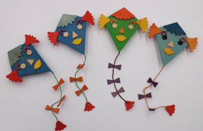 Auktion 374<br>Herbstdrachen mit Klammer aus Holz, je ca. L-17,5cm B-8cm [1]
