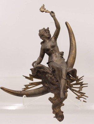 Auktion 374<br>figürliche Wandapplik, wohl um 1900, Messing, Altersspuren, ca. H-33,5cm [1]