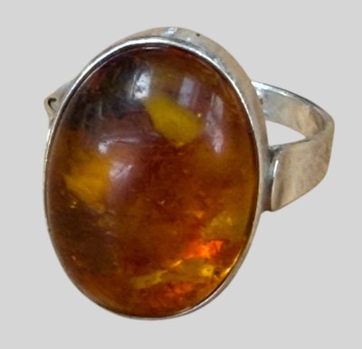 Auktion 374<br>Silberring mit Bernstein-Cabouchon, RG 53, 3,79 gr [1]