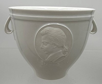 Auktion 374<br>KPM Vase Mozart Becher mit Biskuitmedaillon, Mozart-Portrait, H-11,5 cm, D-13 cm, Designer-Siegmund Schütz (1935) [1]