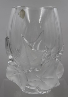 Auktion 374<br>Lalique „Hedera“-Kristallglasvase, signiert und Restetikett, ca. H-17,5cm [1]