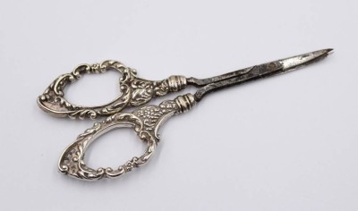 Auktion 374<br>kl. Schere mit Silbergriffen, um 1900, Altersspuren, L-11cm [1]