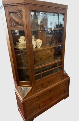 Auktion 374<br>Vitrine um 1910/20,  Eiche, Glasscheiben facettiert, H-174 cm, B-104 cm, T-35 cm [1]