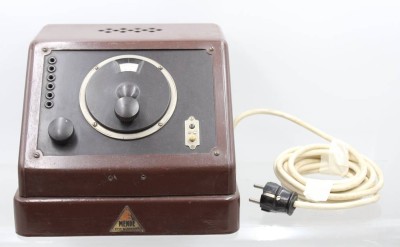 Auktion 374<br>historischer Röhrenempfänger vom Typ Mende E38N, 30er Jahre, Funktion nicht geprüft, H-19,5cm B-25,5cm T-25cm [1]
