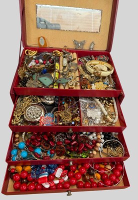 Auktion 374<br>Schmuckkoffer voller Modeschmuck [1]