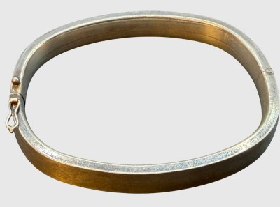 Auktion 374<br>ovaler Silber-925- Armreif mit Klappscharnier und Sicherheitsacht, 18 gr., ca. 7x6 cm [1]