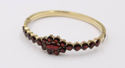 Auktion 374<br>Armband, Granat, Double, gute Erhaltung, ca. D-6,2cm [1]