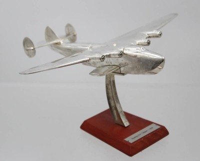 Auktion 374<br>Metall-Standmodell einer Boeing 314 Clipper (1938), Silver Classic, ca. B-23cm, Propeller fehlen. [1]