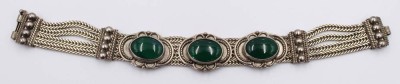 Auktion 374<br>Vintage-Gliederarmband aus Silber 925 ,  im traditionellen Stil gefertigt und mit markanten, tiefgrünen Edelstein-Cabochons besetzt . [1]