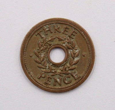 Auktion 374<br>seltene australische Internierungslager-Wertmarke („Internment Camp Token“) über Three Pence aus der Zeit des Zweiten Weltkriegs [1]
