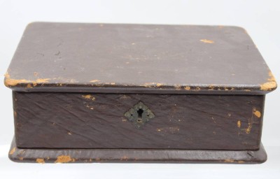 Auktion 374<br>Holzkasten in Buchform, älter, Gebrauchsspuren, ca. 9,3cm B-27,5cm T-24,5cm [1]