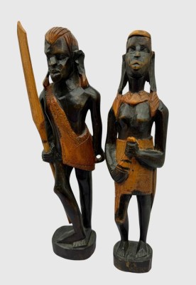 Auktion 374<br>Paar Massai-Holzfiguren, tw. farbig gefasst, H-32 cm [1]