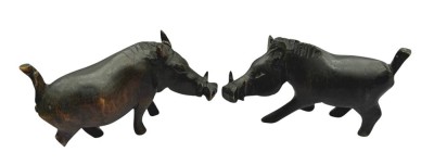 Auktion 374<br>Paar Warzenschweine, dkl. Tropenholz, einmal fehlt Teil des Hinterlaufes, H-9 cm, L-ca. 15 cm [1]