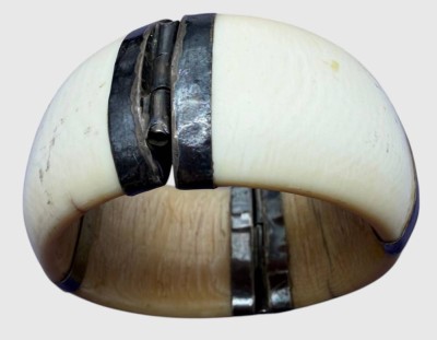 Auktion 374<br>afrikan. massiver Armreif, Knochenschnitzerei, B-3,7 cm, Innendurchmesser 6 cm [1]