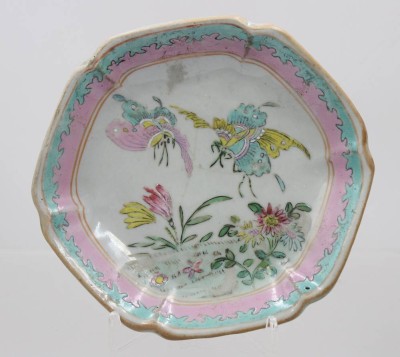 Auktion 374<br>chinesische Porzellanschale auf einem Fuß im Stil der Qing-Dynastie , gemarkt, altrissig, Altersspuren, ca. H-4cm D-16,5cm [1]