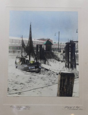 Auktion 374<br>colo. Fotografie, Fischereihafen / Fähre (Winter 1946/47) Cuxhaven,  Fotografen A. Siegl, gerahmt/Glas, RG 58 x 48cm, Versand mit Glas nur auf Wunsch. [1]