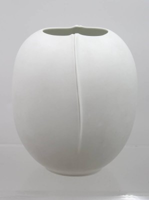 Auktion 374<br>weiße Vase, Hutschenreuther, wohl Entw. E. Pott-Bischofberger, kl. Chip am Stand, ca. H-23,5cm [1]