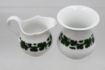 Auktion 374<br>Portions-Sahnekännchen und kl. Vase, Meissen, Schwertermarke, Weinlaub, je 1. Wahl, ca. H-6,2cm [1]