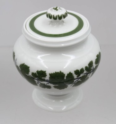 Auktion 374<br>Zuckerdose auf Stand, Meissen Schwertermarke, 1. Wahl, älter, ca. H-11cm [1]
