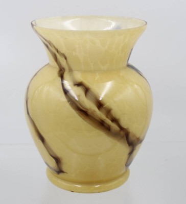 Auktion 374<br>Art-déco-Vase aus gelb-weißem Opalglas, ca. H-18cm, kl. Chip am Rand [1]