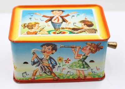 Auktion 374<br>Blech-Spieldose, älter, bespielte Erhaltung, ca. H-6cm B-11cm [1]