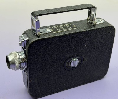 Auktion 374<br>FILMKAMERA, Ciné-Kodak Eight, Modell 60, Eastman Kodak Co in orig. Tasche, gut erhalten, 30-40-er Jahre [1]