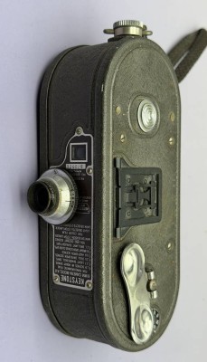 Auktion 374<br>Keystone 8mm-Filmkamera (Modell K-8) aus den 1930er/1940er-Jahren mit einer eingepassten Belichtungstabelle, Schlüsselwerk [1]