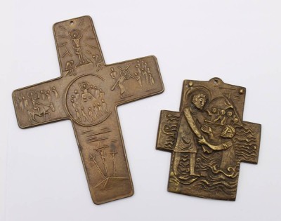 Auktion 374<br>2x Bronze-Kreuze, Taufbeigaben, größte 13,5 x 11cm [1]