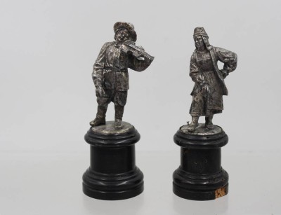 Auktion 374<br>Paar Figuren, um 1900, wohl Zinnm Geiger beschädigt, bei Dame der Sockel wurmstichig und beschädigt, ca. H-16cm [1]