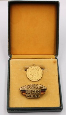 Auktion 374<br>originale DDR-Sportauszeichnung für einen nationalen Meistertitel im Billard aus dem Jahr 1960, in Etui [1]