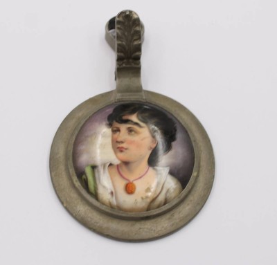 Auktion 374<br>Zinndeckel für Bierkrug, mittig Porzellanmedaillon, bemalt mit Biedermeierdame, um 1900, D-9cm [1]