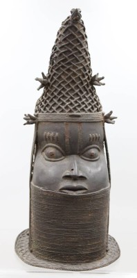 Auktion 374<br>Gedenkkopf einer Königinmutter (Iyoba) aus dem westafrikanischen Königreich Benin, Bronze, Altersspuren, ca. H-41cm, ca. H-3,8cm [1]
