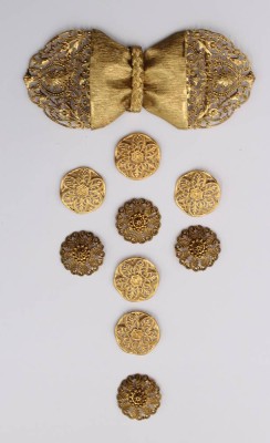 Auktion 374<br>filigrane, goldfarbene Trachtenschließe (Schürzenschließe) mit passenden Zierknöpfen, Schließe ca. 5 x 11cm [1]