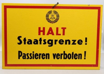 Auktion 374<br>DDR-Hinweisschild „Halt Staatsgrenze! Passieren verboten!“, ca. 40 x 60cm [1]