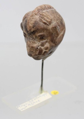 Auktion 374<br>Löwenkopf, Maya, auf Stand , Klebetikett, ca. H-9cm [1]