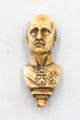 Auktion 374<br>feine Beinschnitzerei, Büste, wohl für Gehstock o.ä., 19. Jhd. , ca. L-5,5cm [1]
