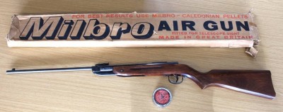 Auktion 374<br>vintage Luftgewehr der britischen Marke Milbro, orig. Karton, Altersspuren, ca. L-95cm [1]
