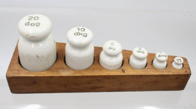 Auktion 374<br>6x Porzellangewichte, älter, Dekagramm [1]