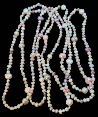 Auktion 374<br>überlange Süsswasser-Perlenkette, verschieden gross , tw. gefärbt, L-ca. 194 cm, ca. 85 gr. [1]