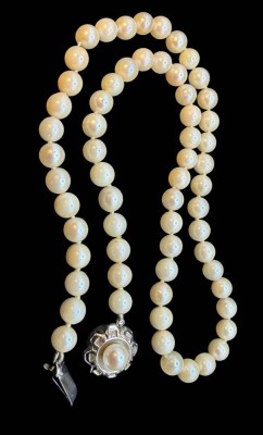 Auktion 374<br>kurze Perlenkette mit Silberschliesse-835-, L-45 cm, D-5 mm [1]