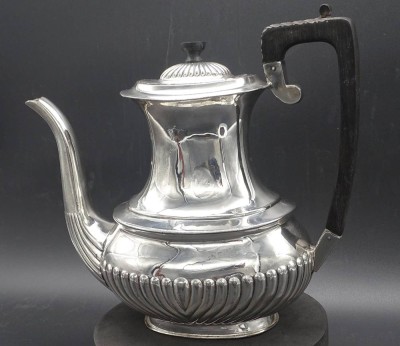Auktion 374<br>Kaffee/ Tee- Kanne , Versilbert , England , Electro Plated , mit Holzgriff , am Boden punziert , H - 23 cm B- 25,7 cm [1]