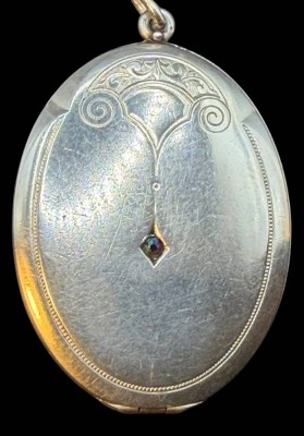 Auktion 374<br>Jugendstil-Fotomedaillon mit Ziermonogramm, Silber geprüft, ca. 4,5x3 cm, 8,92 gr. [1]