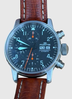 Auktion 374<br>FORTIS Flieger Daydate Edelstahl, Ankerwerk, Automatik, schwarzes Ziffernblatt mit Leuchtzeiger, arabische Ziffern, drei Hilfsziffernblätter für 30-Minuten,12-Stunden-Zähler, kleine Sekunde, Kalender, Durchmesser 40 mm, Lederband, sehr guter Zustand [1]