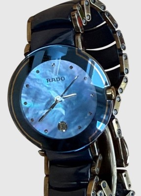 Auktion 374<br>Rado Coupole Damenarmbanduhr, Edelstahl/Keramik, Quarz, Datum, blaues Perlmuttzifferblatt mit goldfarbigen Stundenpunkten, Gehäuse- und Referenznr. 1290359.3/02853814, Durchmesser 30 mm, Faltschließe, guter Zustand [1]