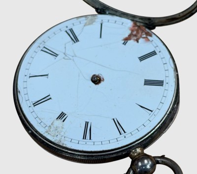 Auktion 374<br>antike HTU mit Schlüsselwerk, Schlüssel anbei, Zifferblatt beschädigt, Zeiger fehlen, Werk läuft an, Glas lose, Werk mit Schweizer Haus? [1]