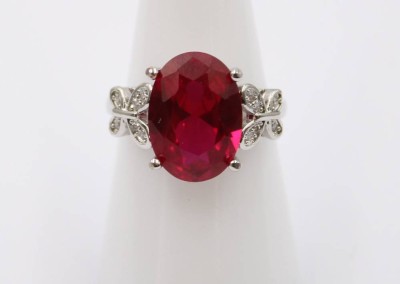 Auktion 374<br>925er Silber-Ring mit synth. Rubin u. klaren Steinen, 3,8gr. RG 54 [1]