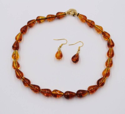 Auktion 374<br>Set, wohl geklärter Bernstein, Kette und Ohrhänger, ca. L-38cm Ohrhänger L-3,5cm [1]