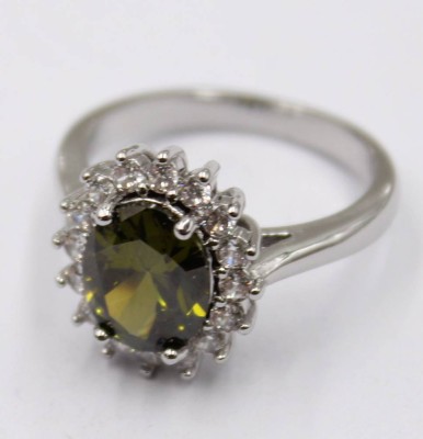 Auktion 374<br>925er Silber-Ring, wohl Peridot umringt von klaren Steinen, ca. 4,5gr., RG 56 [1]