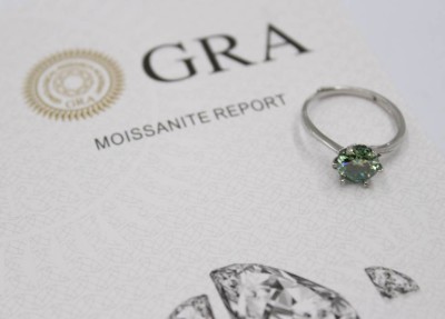 Auktion 374<br>Ring mit ca. 2 Karat Moissanite, grün, offene Schiene [1]